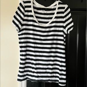 Black & white stripped tee.